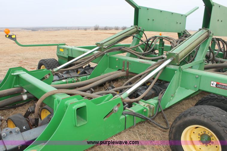 image for item H8261 1997 John Deere 1850 air seeder with John Deere 1900 air cart