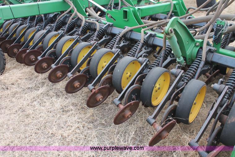 image for item H8261 1997 John Deere 1850 air seeder with John Deere 1900 air cart