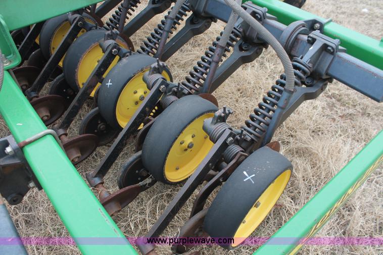 image for item H8261 1997 John Deere 1850 air seeder with John Deere 1900 air cart