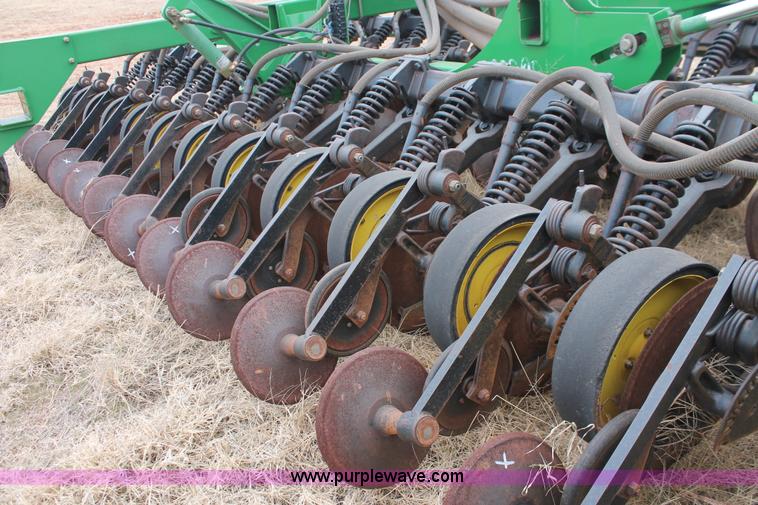 image for item H8261 1997 John Deere 1850 air seeder with John Deere 1900 air cart