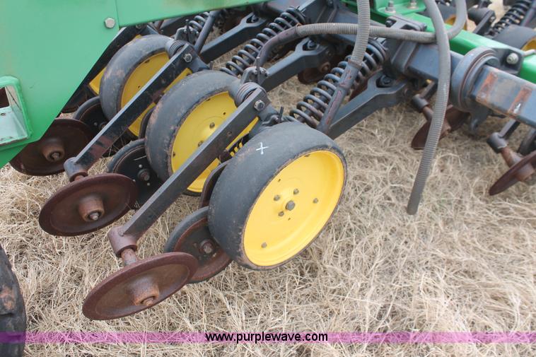 image for item H8261 1997 John Deere 1850 air seeder with John Deere 1900 air cart