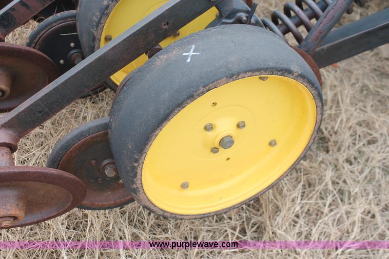 image for item H8261 1997 John Deere 1850 air seeder with John Deere 1900 air cart