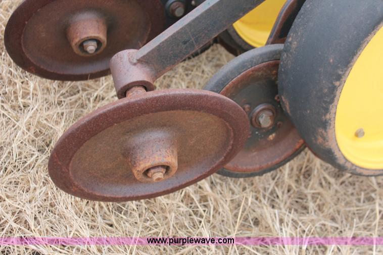 image for item H8261 1997 John Deere 1850 air seeder with John Deere 1900 air cart