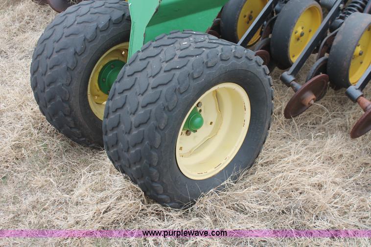 image for item H8261 1997 John Deere 1850 air seeder with John Deere 1900 air cart