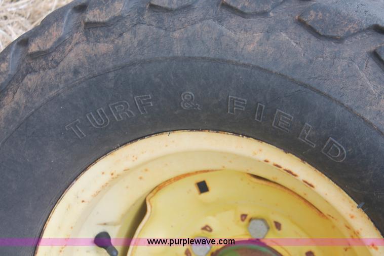 image for item H8261 1997 John Deere 1850 air seeder with John Deere 1900 air cart