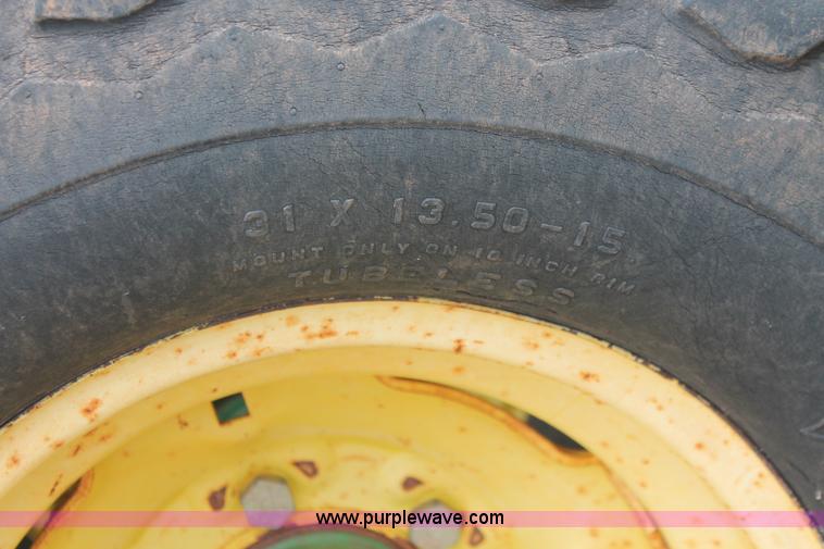 image for item H8261 1997 John Deere 1850 air seeder with John Deere 1900 air cart