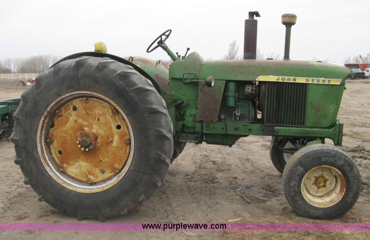 image for item I5660 John Deere 3010 tractor