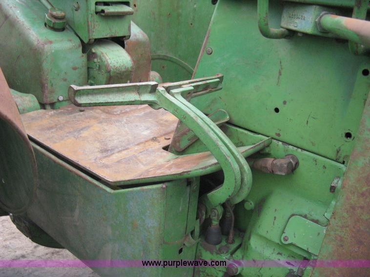 image for item I5660 John Deere 3010 tractor