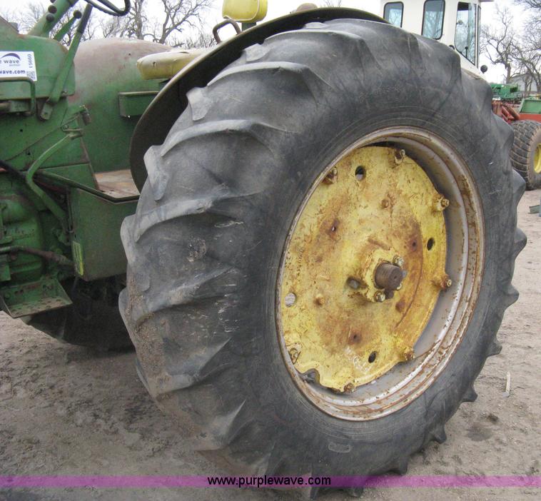 image for item I5660 John Deere 3010 tractor