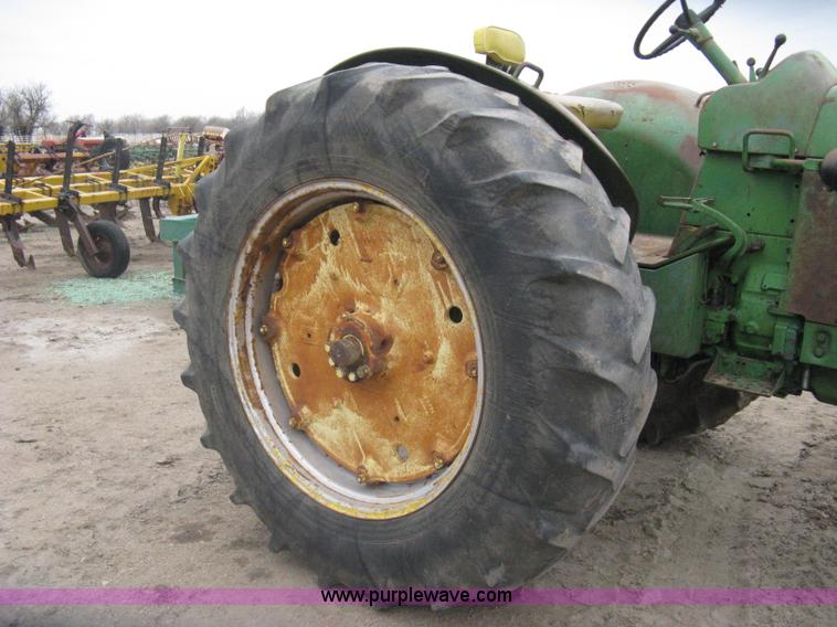 image for item I5660 John Deere 3010 tractor