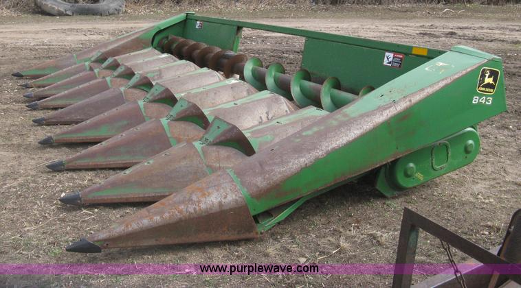 image for item I5671 John Deere 843 corn head
