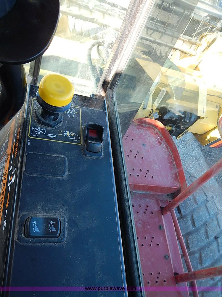 image for item I9407 2005 New Holland HW305 self-propelled windrower