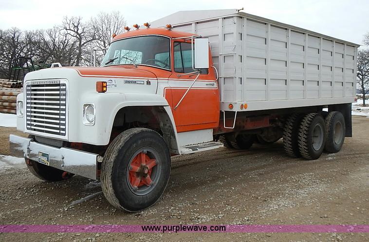 1976 International Loadstar 1700 grain truck in Rossville, KS | Item