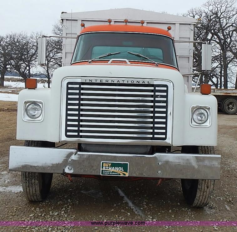 image for item I9425 1976 International Loadstar 1700 grain truck