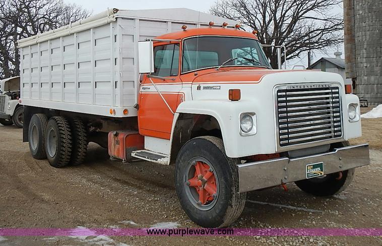 image for item I9425 1976 International Loadstar 1700 grain truck