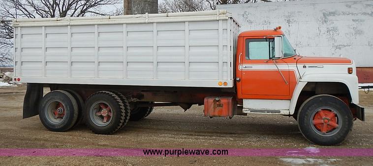 image for item I9425 1976 International Loadstar 1700 grain truck