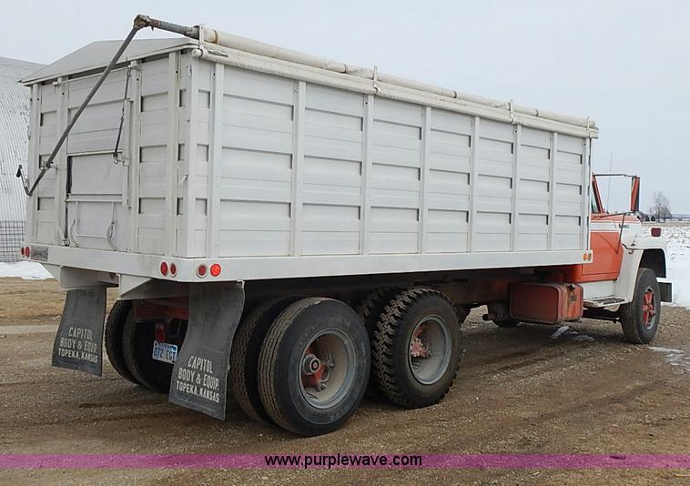 image for item I9425 1976 International Loadstar 1700 grain truck