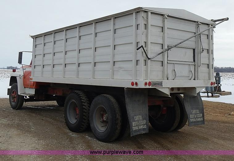 image for item I9425 1976 International Loadstar 1700 grain truck