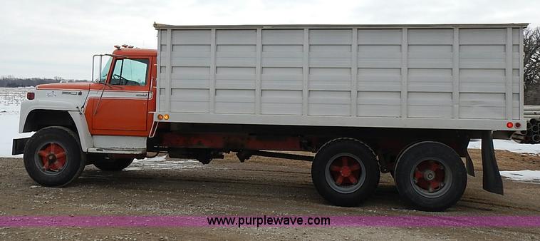 image for item I9425 1976 International Loadstar 1700 grain truck