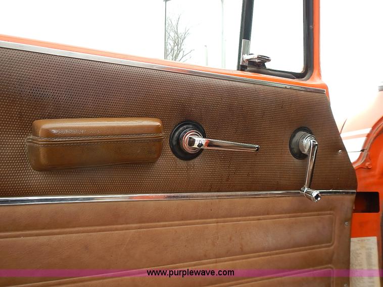 image for item I9425 1976 International Loadstar 1700 grain truck