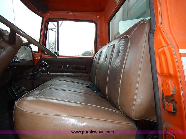 image for item I9425 1976 International Loadstar 1700 grain truck