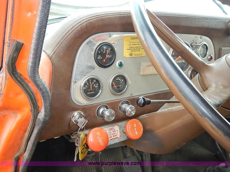 image for item I9425 1976 International Loadstar 1700 grain truck