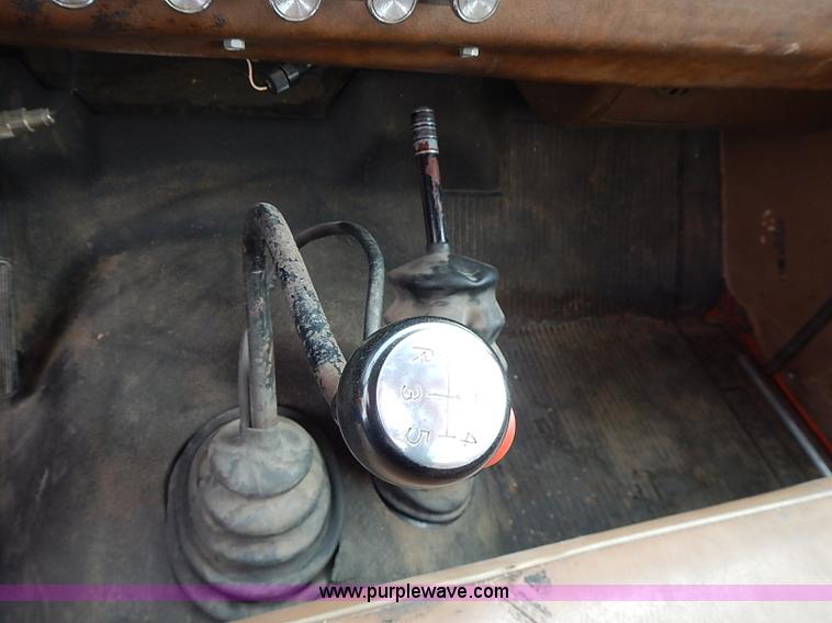 image for item I9425 1976 International Loadstar 1700 grain truck