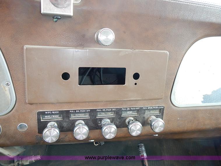 image for item I9425 1976 International Loadstar 1700 grain truck