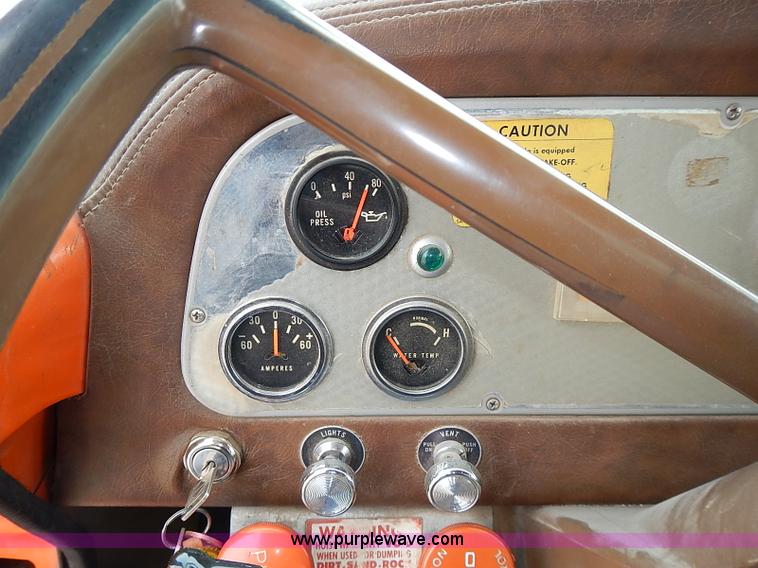 image for item I9425 1976 International Loadstar 1700 grain truck