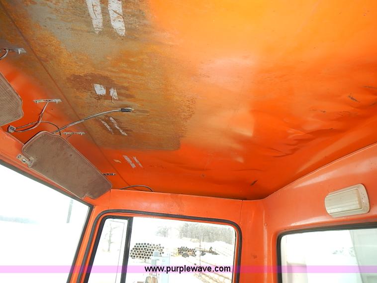 image for item I9425 1976 International Loadstar 1700 grain truck