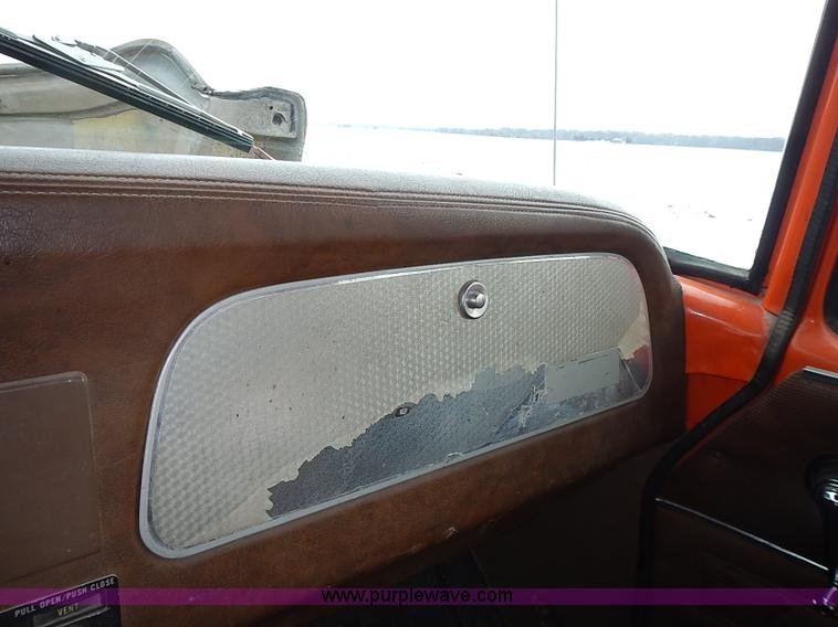 image for item I9425 1976 International Loadstar 1700 grain truck