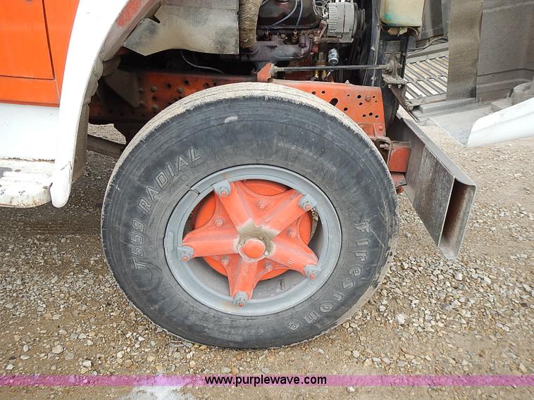 image for item I9425 1976 International Loadstar 1700 grain truck