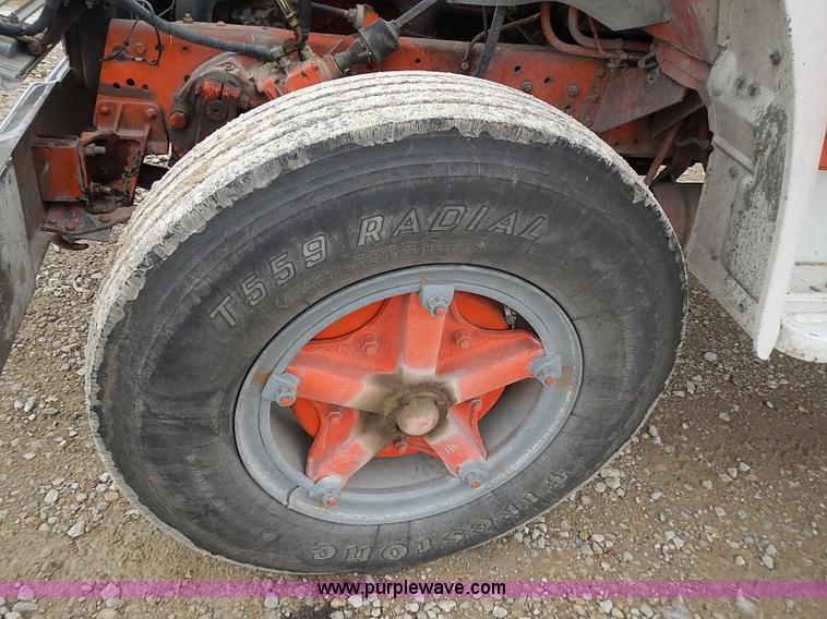 image for item I9425 1976 International Loadstar 1700 grain truck