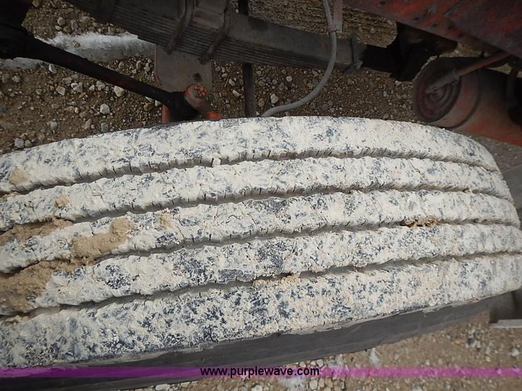 image for item I9425 1976 International Loadstar 1700 grain truck