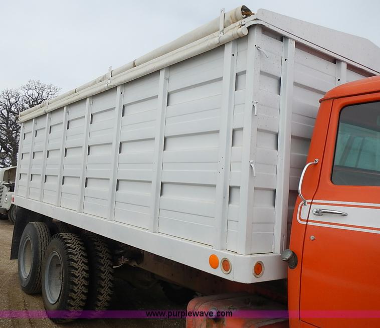 image for item I9425 1976 International Loadstar 1700 grain truck