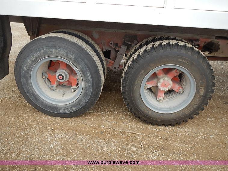 image for item I9425 1976 International Loadstar 1700 grain truck