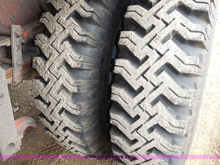 image for item I9425 1976 International Loadstar 1700 grain truck