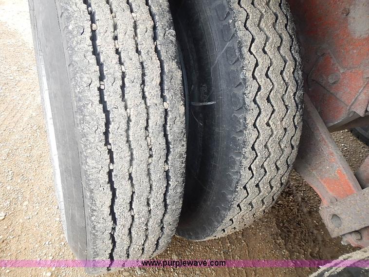 image for item I9425 1976 International Loadstar 1700 grain truck