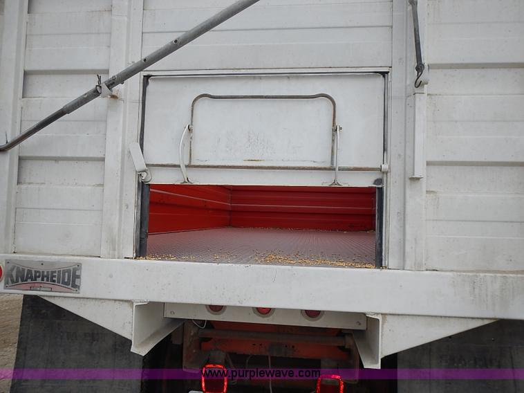 image for item I9425 1976 International Loadstar 1700 grain truck