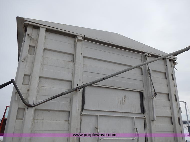 image for item I9425 1976 International Loadstar 1700 grain truck