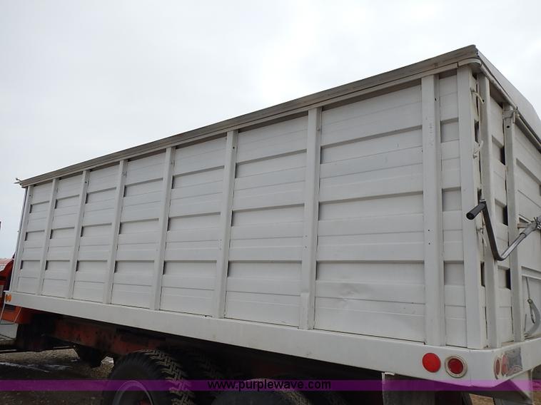 image for item I9425 1976 International Loadstar 1700 grain truck