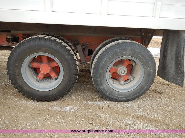 image for item I9425 1976 International Loadstar 1700 grain truck