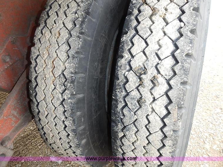 image for item I9425 1976 International Loadstar 1700 grain truck