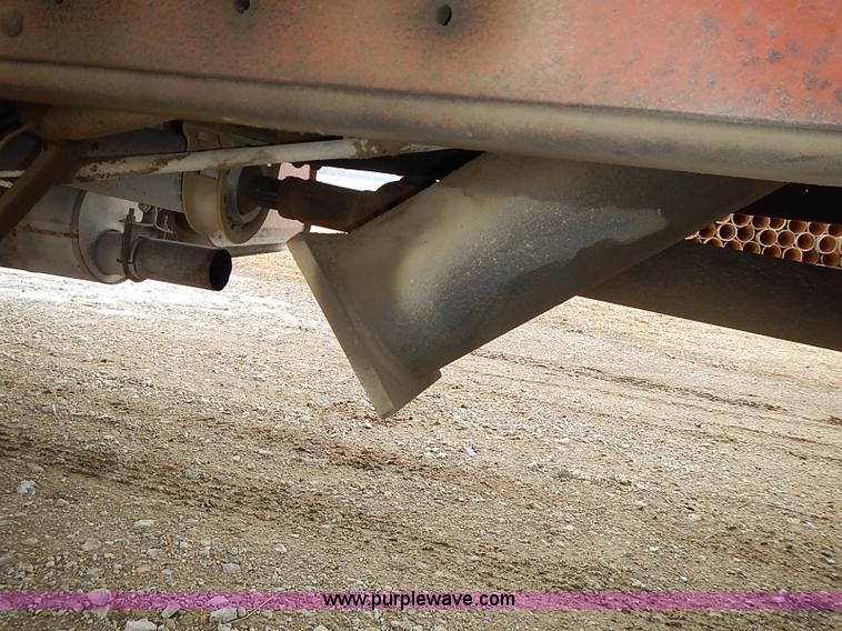 image for item I9425 1976 International Loadstar 1700 grain truck