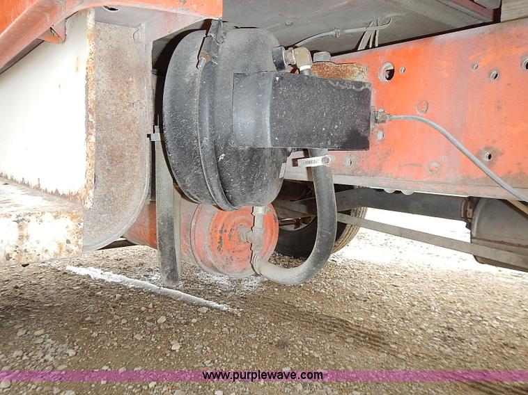 image for item I9425 1976 International Loadstar 1700 grain truck