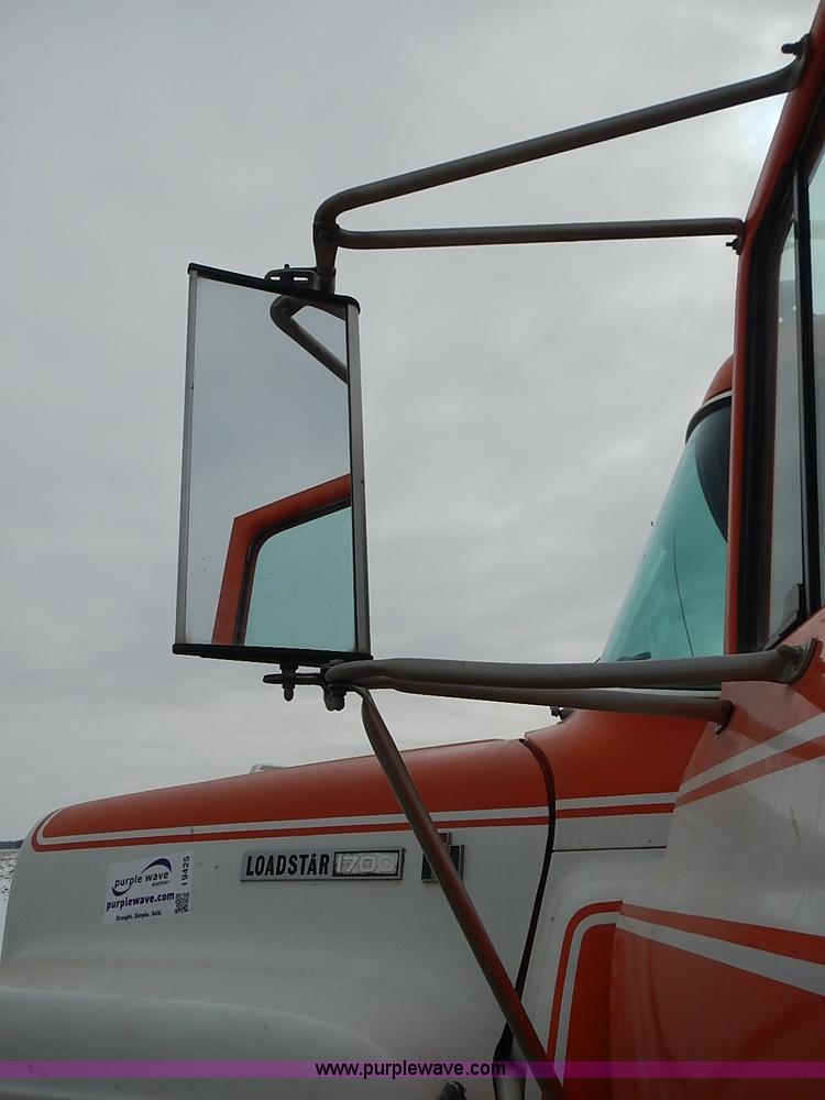 image for item I9425 1976 International Loadstar 1700 grain truck