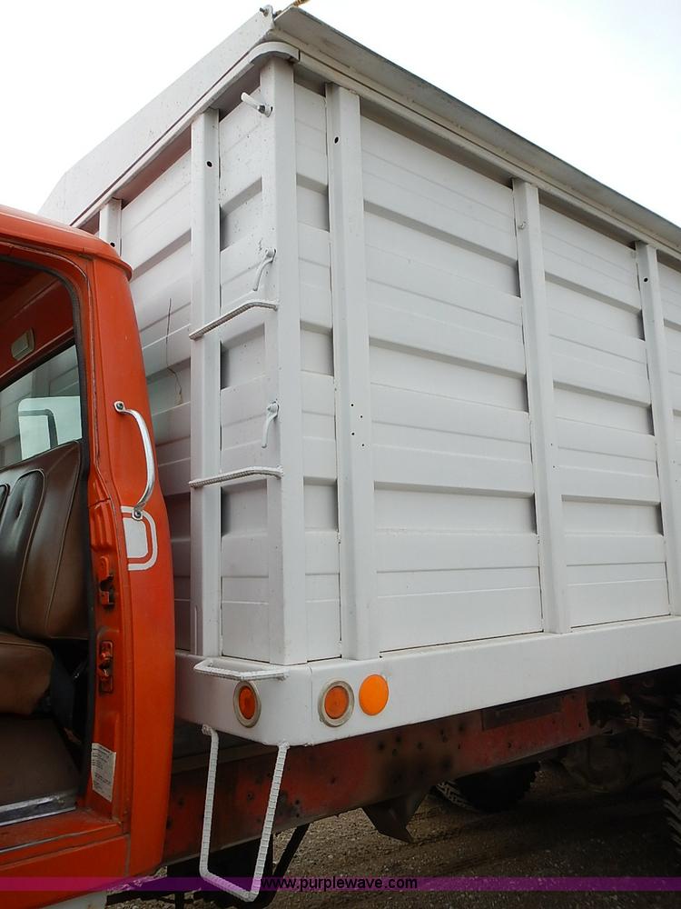 image for item I9425 1976 International Loadstar 1700 grain truck