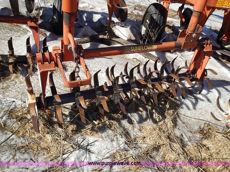 image for item I9426 1989 Sunflower 3660-30 30' V-blade cultivator