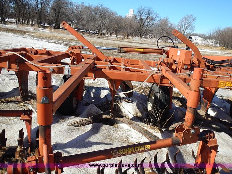 image for item I9426 1989 Sunflower 3660-30 30' V-blade cultivator