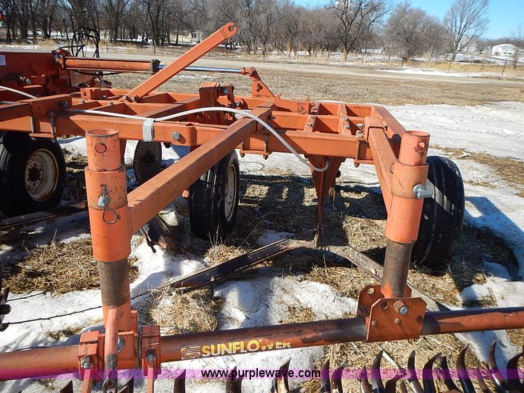 image for item I9426 1989 Sunflower 3660-30 30' V-blade cultivator